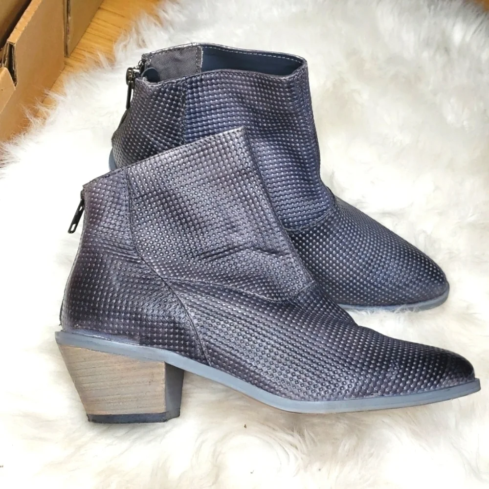 Journee Collection Signature Cassie Ankle Bootie Grey Leather 7